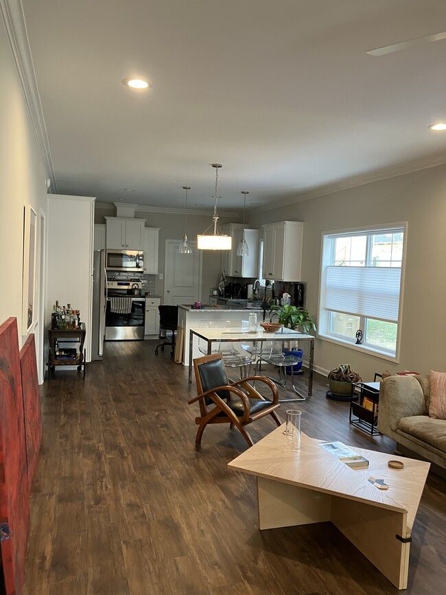 Building Photo - 407 6th St