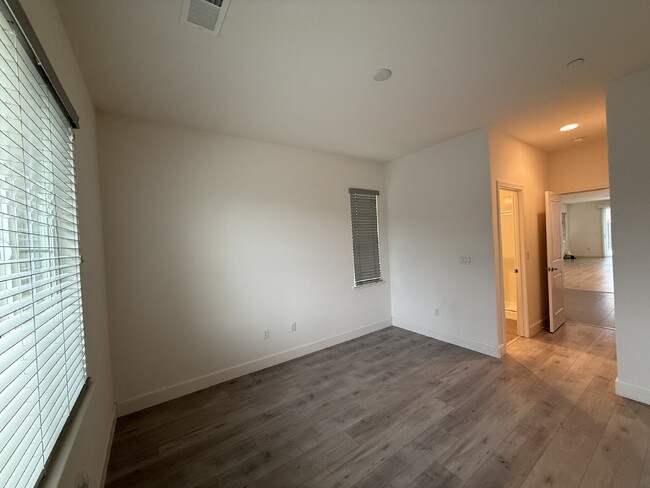 Foto del edificio - Modern 4-bedroom 3-bath available in Elk Grove