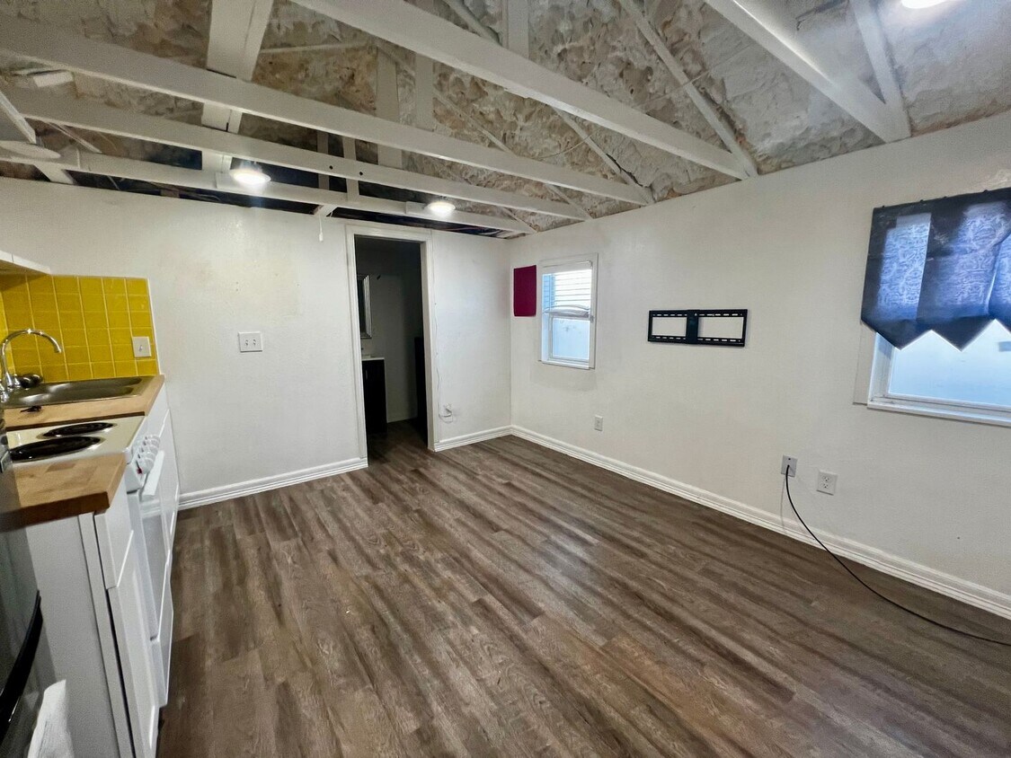 Building Photo - Cozy Studio Near Texas Tech