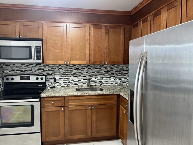 Foto del edificio - 16950 W Dixie Hwy