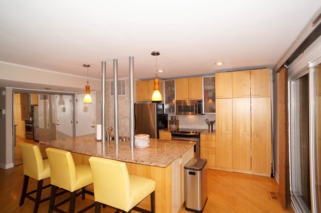 Building Photo - 1617 Maple Terrace