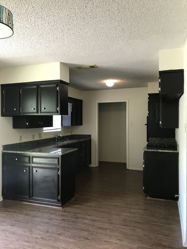 Building Photo - Single Family Home