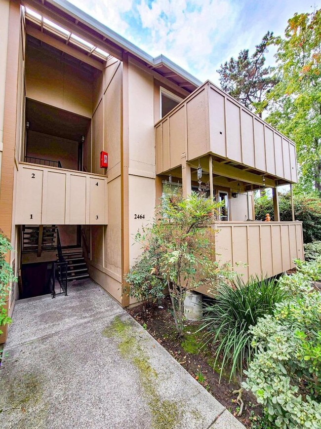Building Photo - 2464 W Bayshore Rd