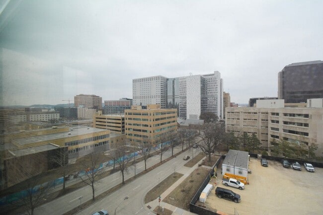 Foto del edificio - Furnished Unit STEPS FROM THE MAYO CLINIC FACILITIES Rochester Towers Condo For Rent!