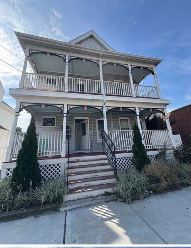 Building Photo - 211 Elm St