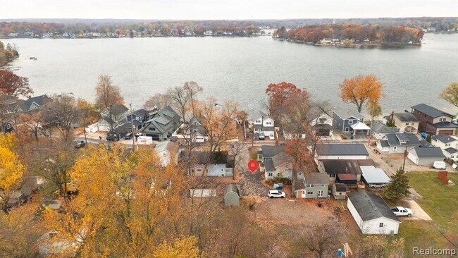 Foto del edificio - Available Now on Lake Fenton!!!