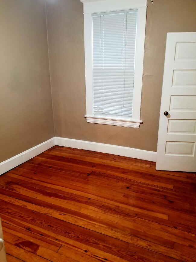 Bedroom - 1066 Elizabeth Ave NW