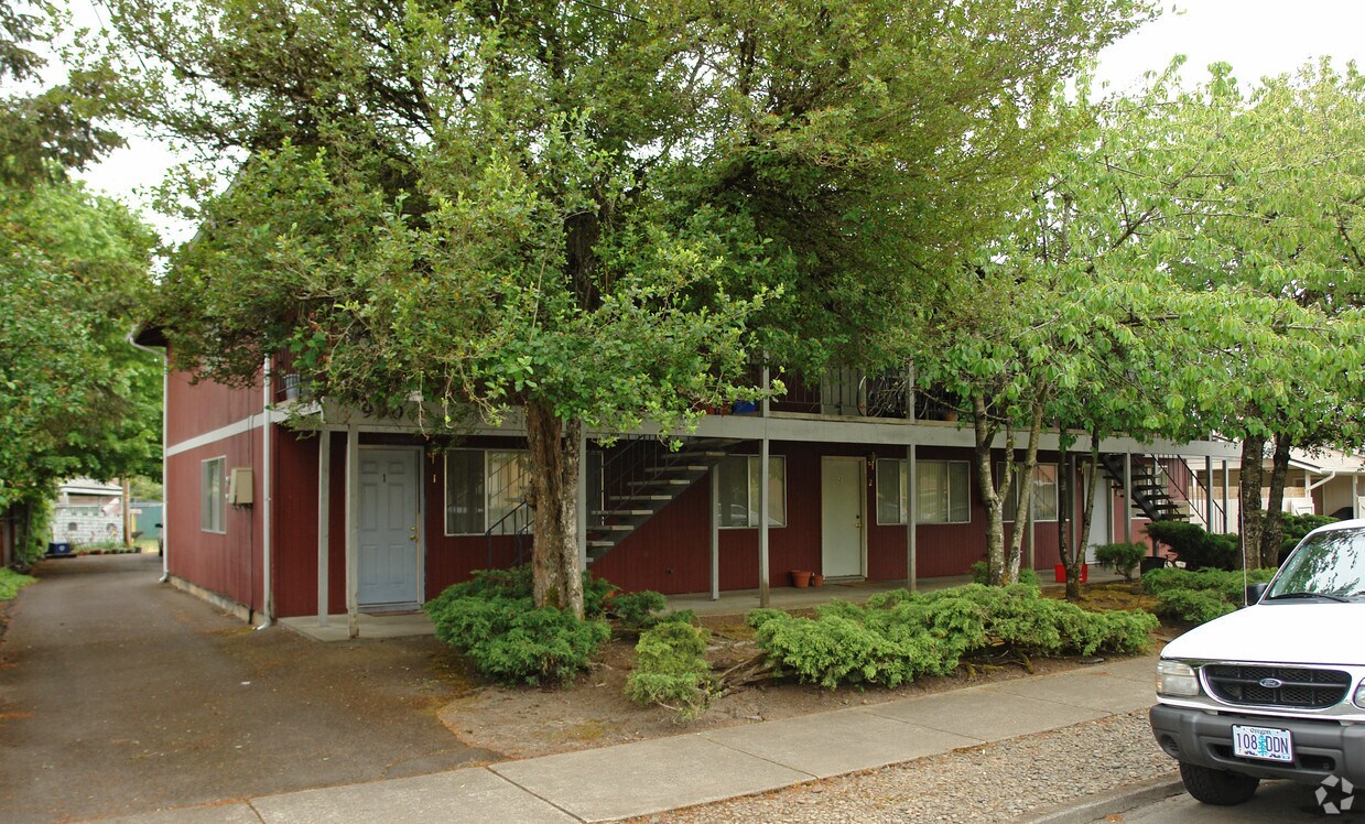 Building Photo - 990 NW Spruce Ave