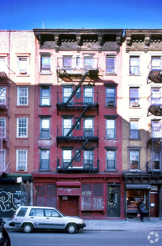 Building Photo - 205 E 4th St