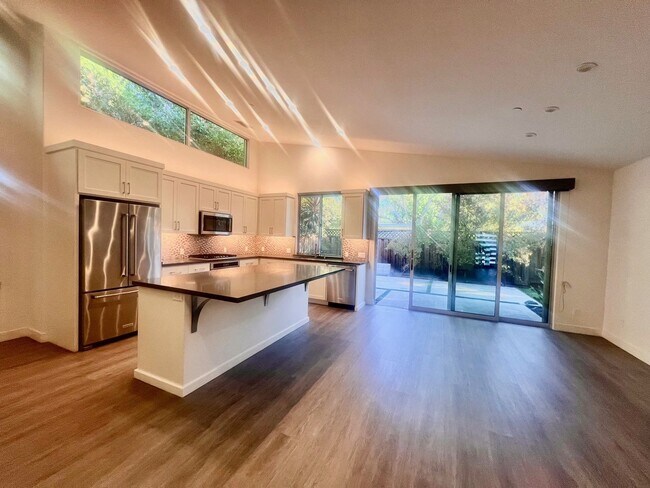 Foto del edificio - Beautiful Palo Alto Remodel