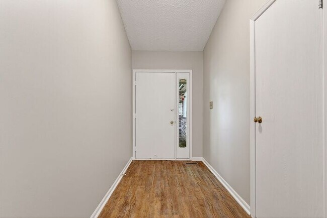 Foto del edificio - Beautifully Home with Large Backyard & 2-Car Garage in York Subdivision