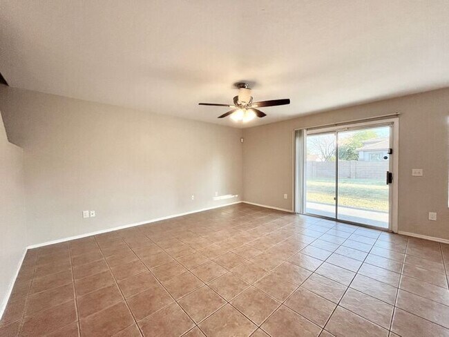 Foto del edificio - Move In Ready 5 Bd 3 Ba + Loft With Pool!