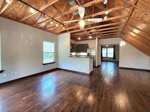 Building Photo - 2416 White Oak Dr