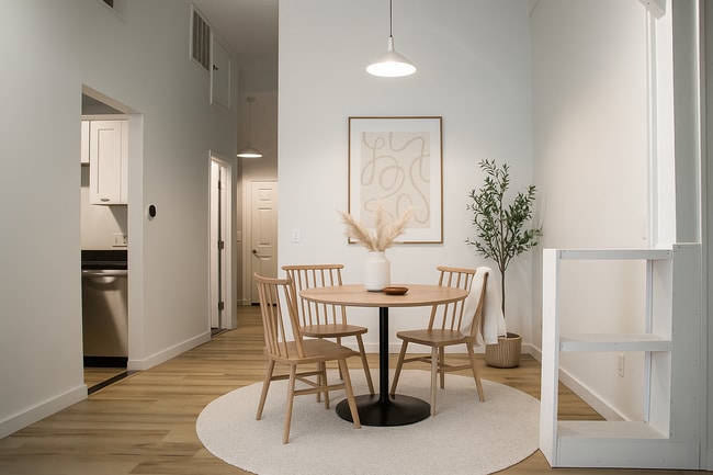 Building Photo - 548 Main St