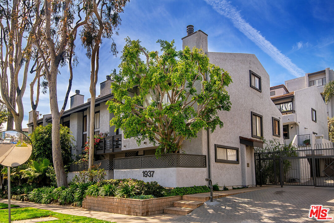 Primary Photo - 1937 S Beverly Glen Blvd