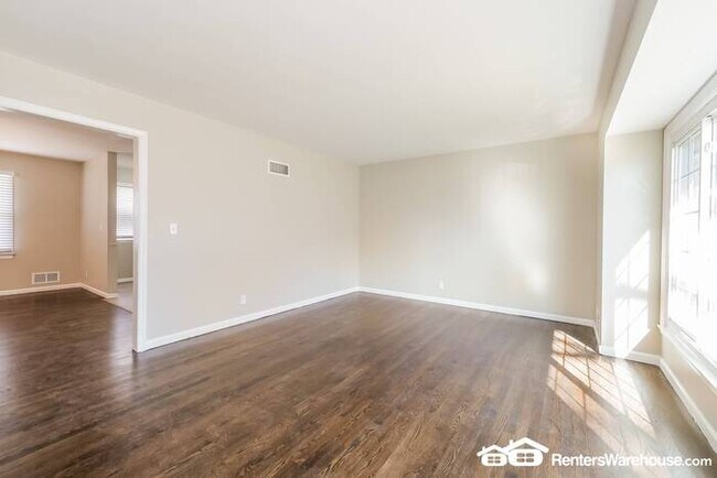 Building Photo - 3 Bed 3 Bath W/ 2 Non-Conforming Bedrooms ...