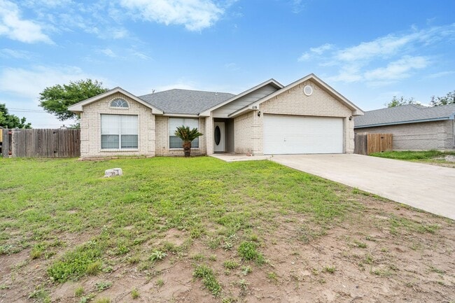 Building Photo - Spacious 3 Bedroom, 2 Bath Home on Quiet Dead-End Street