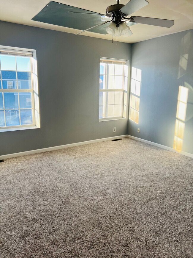 Building Photo - Charming Townhome, Prime Location, Cozy Living