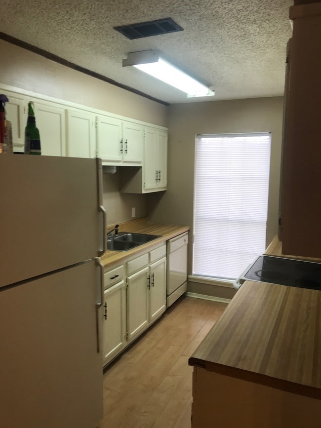 Building Photo - 15 Briarwood Cir
