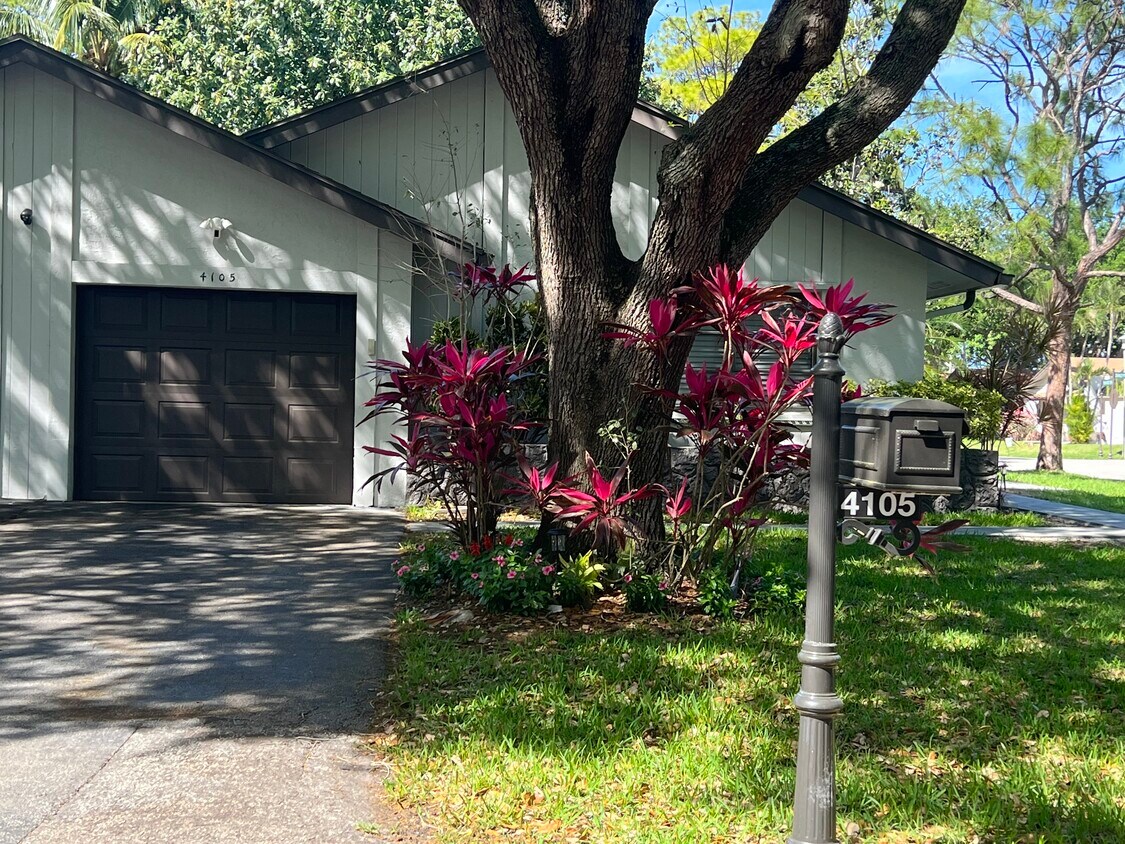 Primary Photo - 4105 Palm Forest Dr S