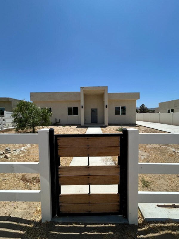 Foto principal - 9228 E Ave T 6