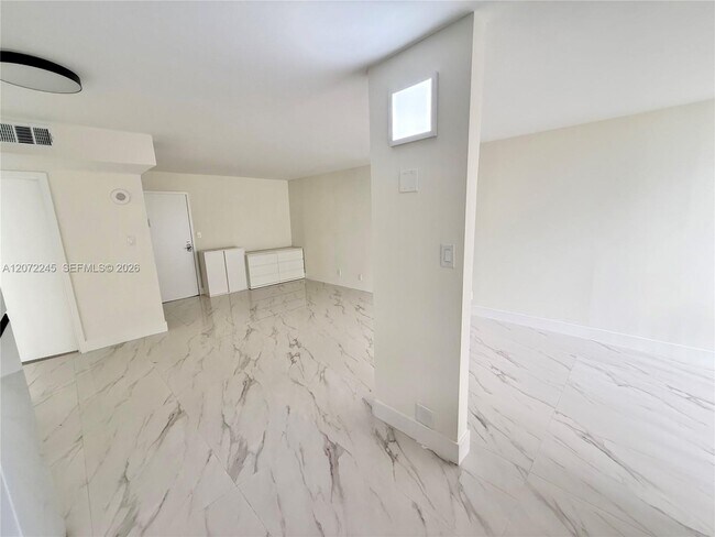 Foto del edificio - 16909 N Bay Rd