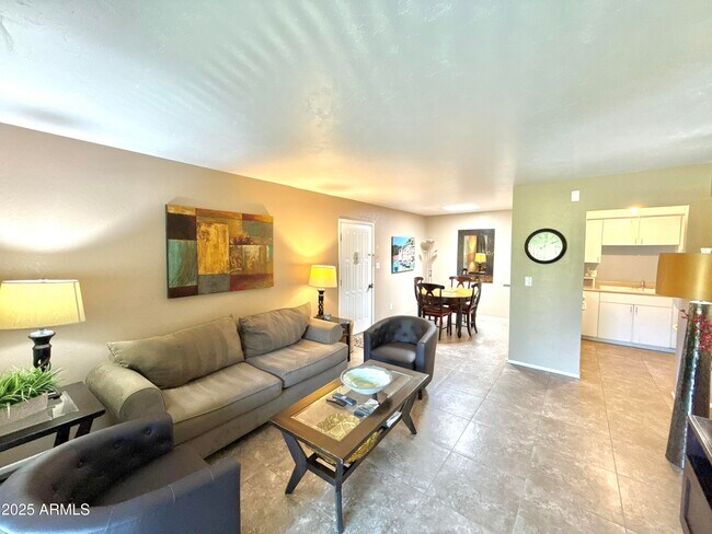 Foto del edificio - 8649 E Royal Palm Rd
