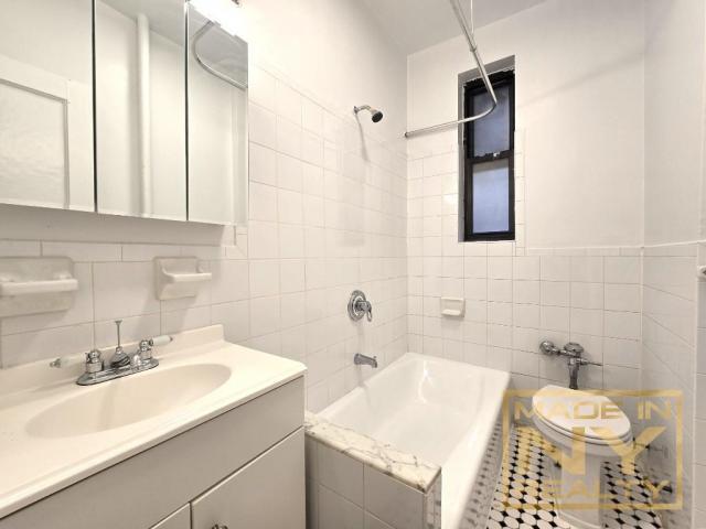 Foto del edificio - 1 bedroom in ASTORIA NY 11106