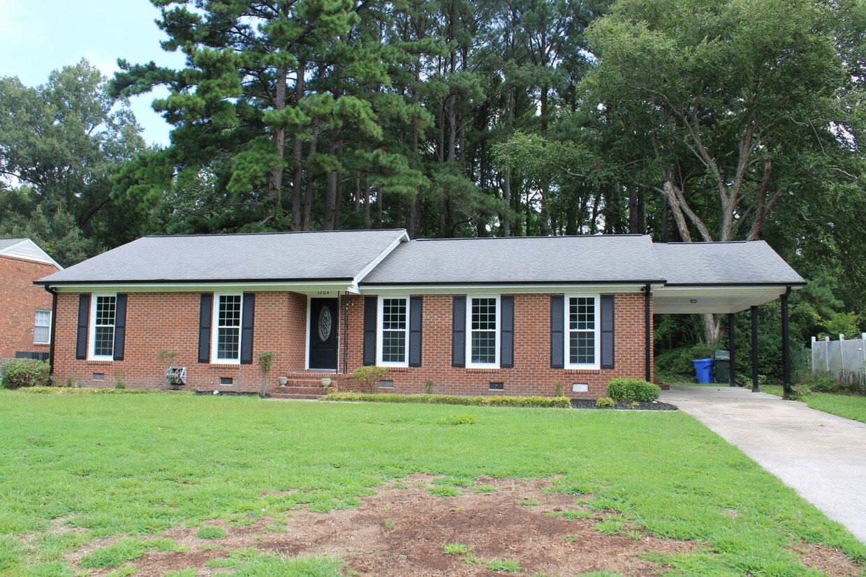 Primary Photo - 1204 Queen Anne Rd NW