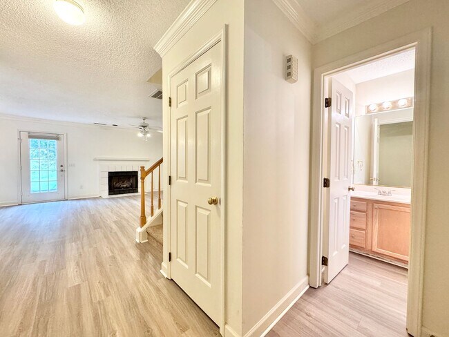 Foto del edificio - 3 BR Townhouse w/ Garage in Adams Farm