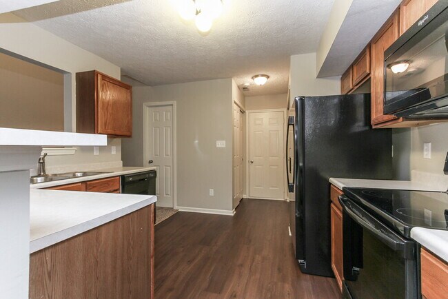 Foto del edificio - 4633 Owls Nest Pl
