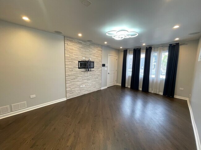 Foto del edificio - 3230 N Elston Ave