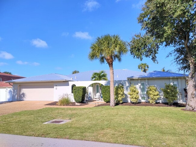 Building Photo - Seasonal Venice Island Pool Home half bloc...