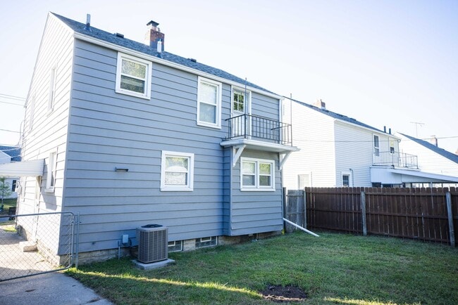 Building Photo - Beautiful, functional, and clean three bed...