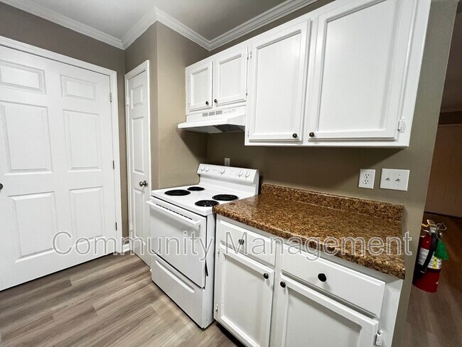 Foto del edificio - 2150 N Sherwood Forest Dr