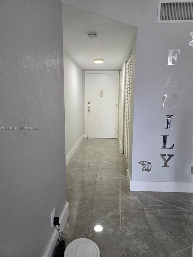 Foto del edificio - 13715 Kendale Lakes Cir