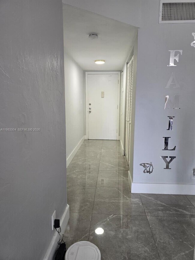 Building Photo - 13715 Kendale Lakes Cir