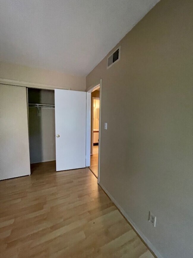 Foto del edificio - NICETOP FLOOR CONDO IN WILLOW WOOD