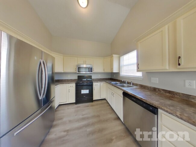 Building Photo - 1690 Fountain Lk Dr E