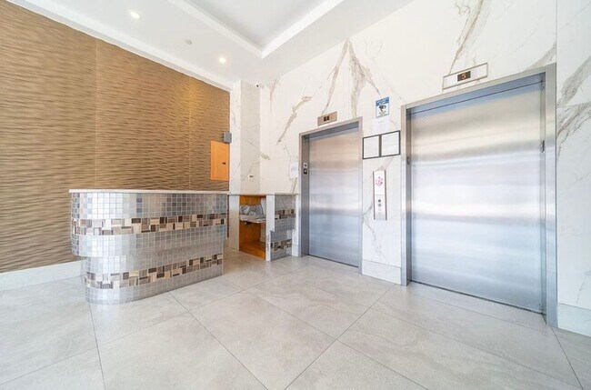 Foto del edificio - Charming 1BR Condo in Rego Park