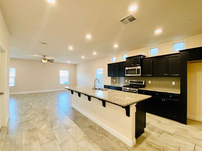 Foto del edificio - $3,250 Spacious 5 Bedroom/ 4 Bathroom Home...