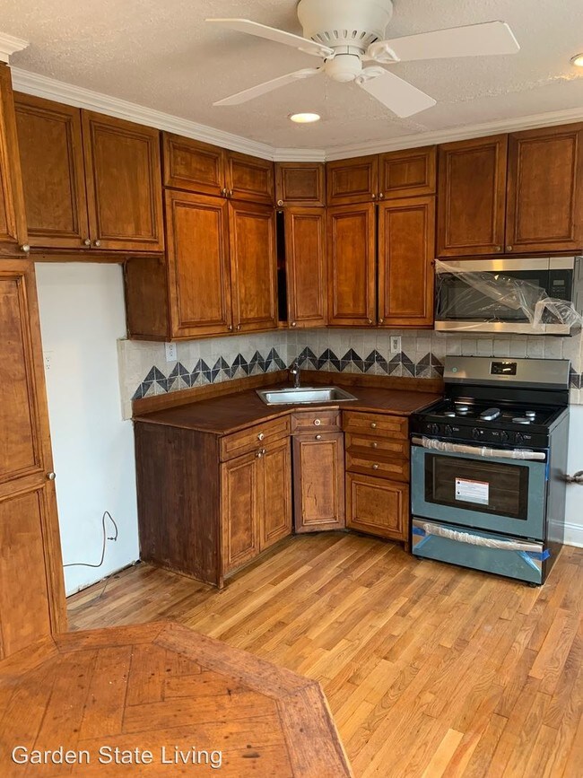 Building Photo - 4 br, 2 bath House - 306-308 Smith St
