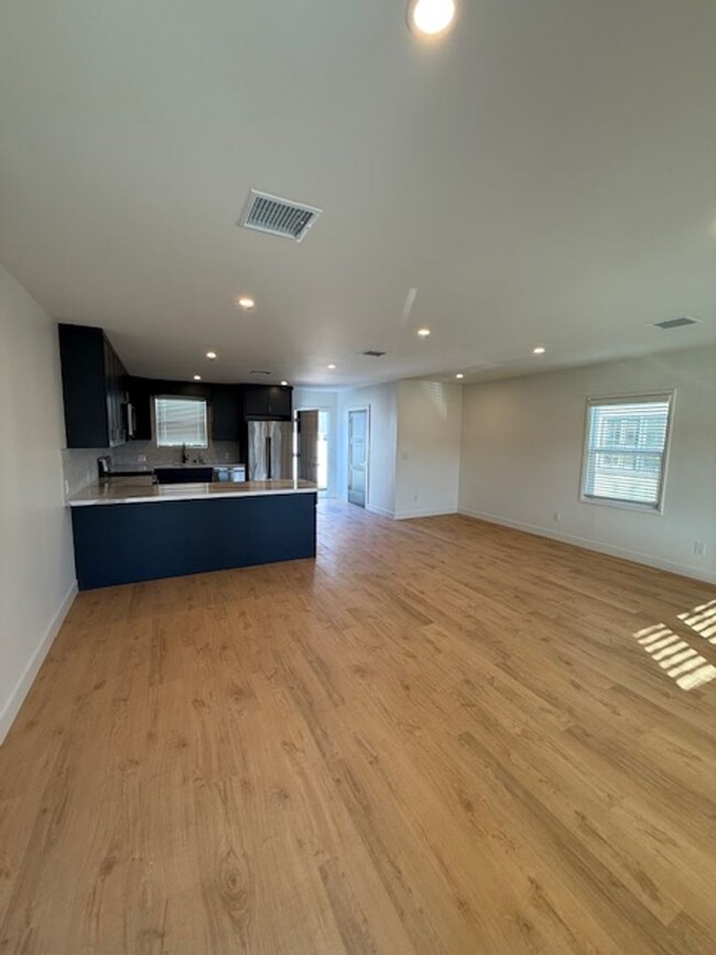 Building Photo - CHARMING REMODELED 3 BEDROOM / 2 BATH HOME