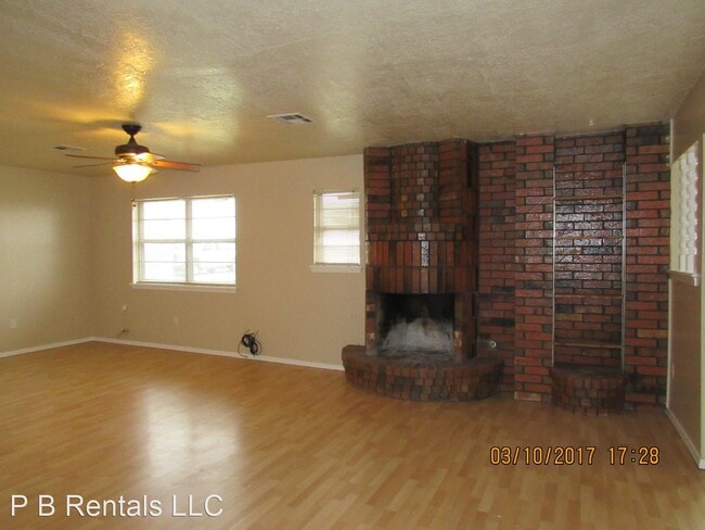 Building Photo - 3 br, 2 bath House - 1705 SE Jarman Ave