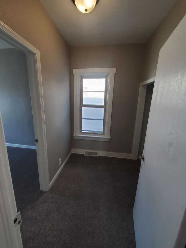 Building Photo - 3 Bedroom Single Family