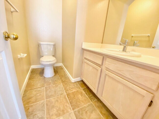 Foto del edificio - CUTE 2-STORY HOME 4 BEDROOMS/ 2.5 BATHROOM...