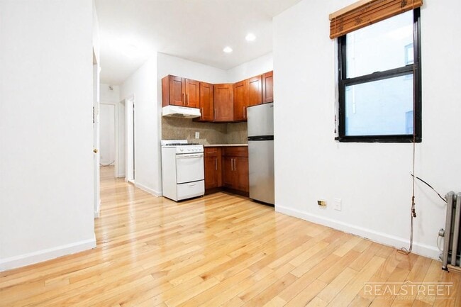 Building Photo - Newly Renovated Spacious 2BR in Heart of Park Slope