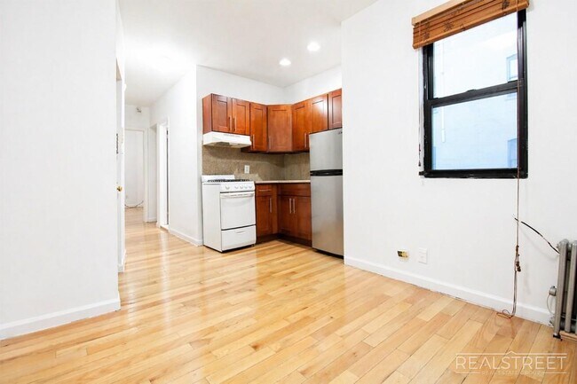 Building Photo - Newly Renovated Spacious 2BR in Heart of Park Slope