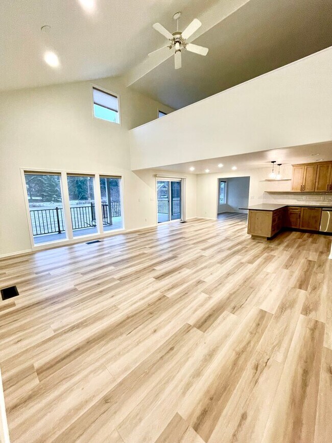 Foto del edificio - Stunning Riverfront Home in Sun Country