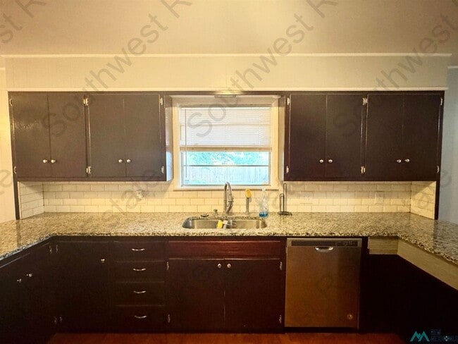 Building Photo - Beautiful 3 bedroom 2 bath brick home- PET...